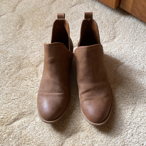 Univeral threads booties color tan size 8 - Picture 2 of 6